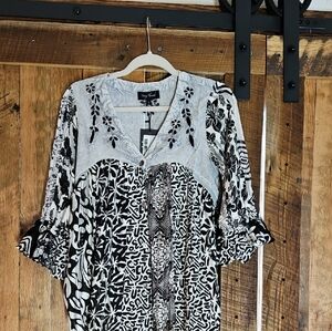 NWT SZ S YOUNG THREADS Black and White Graphic Blouse with Bell Sleeves